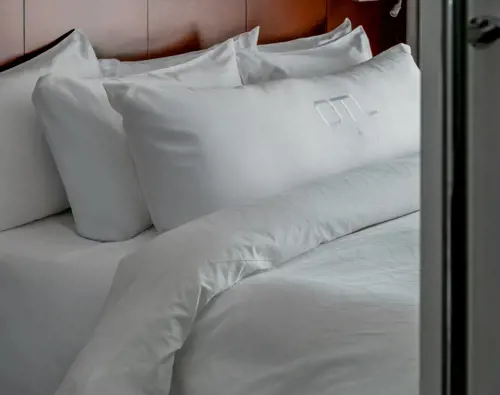 OTL-Gouverneur-Saguenay-Blog_Fall-Room-bed