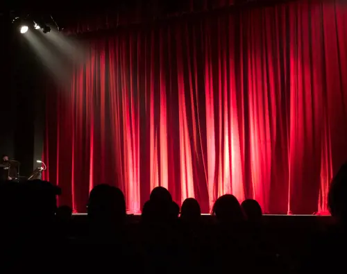 OTL-Gouverneur-Saguenay-Marche-de-noel-europeen-entree-nuit-lumieres-chalets-sapin