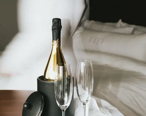 OTL-Gouverneur-Saguenay-room-champagne-bottle-glasses